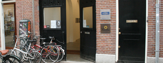 Vaak loop je een galerie binnen, wetende wat te verwachten. Dan weet je dat daar 100 schilderijen van Philip Akkerman hangen of juist enkele werken van Teun Hocks.  Maar de [&hellip;]