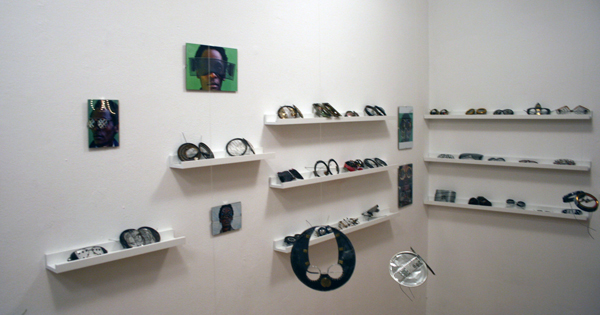 Kunstpodium T - Cyrus Kabiru Kunstpodium T - Cyrus Kabiru