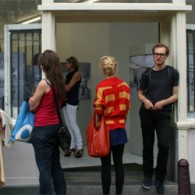 Alexandra Leykauf (1975) toont werk bij Martin van Zomeren. De opzet is eenvoudig; ze heeft in twee verschillende musea de vitrines gefotografeerd en vervolgens de foto’s geprint en op houten [&hellip;]