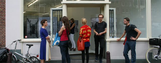 Alexandra Leykauf (1975) toont werk bij Martin van Zomeren. De opzet is eenvoudig; ze heeft in twee verschillende musea de vitrines gefotografeerd en vervolgens de foto’s geprint en op houten [&hellip;]