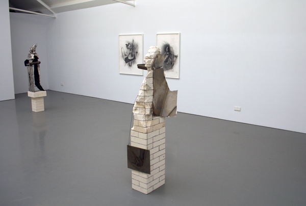 Matthew Monahan - Lady-in-waiting & diverse werken op de achtergrond Matthew Monahan - Lady-in-waiting & diverse werken op de achtergrond