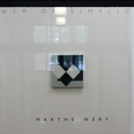 De kracht van de eenvoud Met die titel benoemen ze het werk van Marthe Wéry (1930-2005) in het persbericht. Het gebeurt zeer zelden dat minimalisme zo lyrisch is. Veelal monochromen [&hellip;]