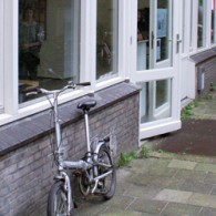 Het is inmiddels alweer een poos geleden, maar omdat het concept van de tentoonstelling zo goed was, toch nog even hier. Het concept is simpel, kunstenaars zijn fan van een [&hellip;]