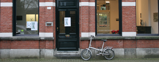 Afgelopen maandag, tweede kerstdag, opende bij Studio van Dusseldorp te Tilburg een groepstentoonstelling. Niet alleen een opmerkelijke datum maar ook een opmerkelijk grote groep van wel 11 kunstenaars. L.J.A.D Creyghton [&hellip;]