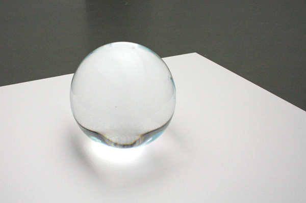 Marijke van Warmerdam - Eiskugel - Hout, lak en ijs Marijke van Warmerdam - Eiskugel - Hout, lak en ijs