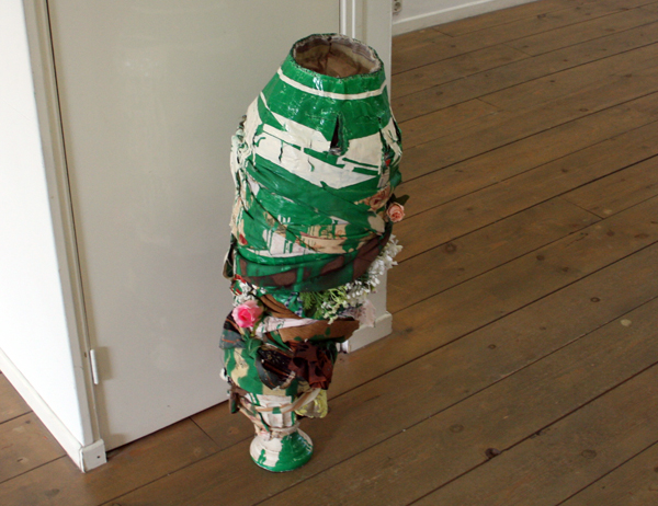 Niels Broszat - Een groene vaas - 90x46x42cm Mixed media Niels Broszat - Een groene vaas - 90x46x42cm Mixed media