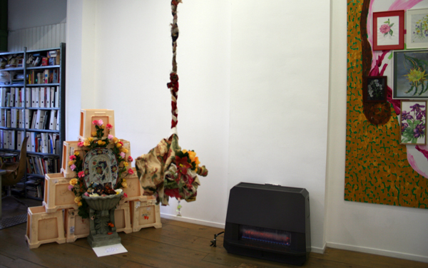 Niels Broszat - Oletta's wiegende kroonluchter - Mixed Media Niels Broszat - Oletta's wiegende kroonluchter - Mixed Media