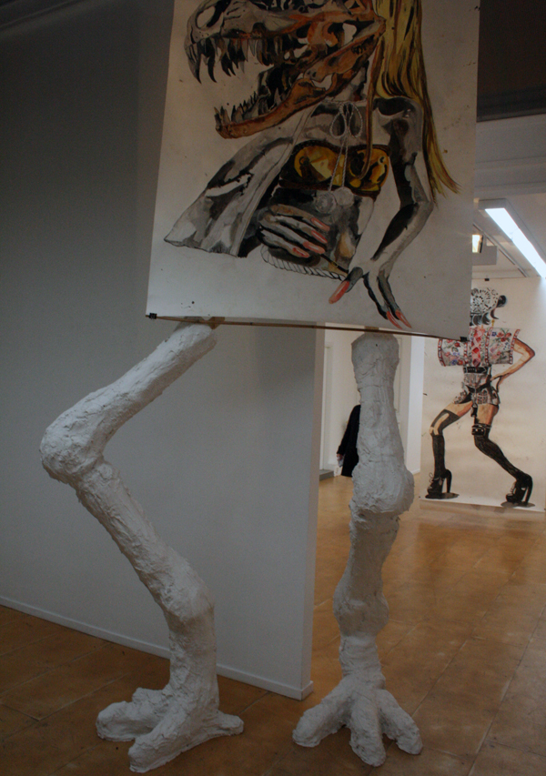 Charlotte Schleiffert - Sally - 350x151 Mixed media op papier en pootjes_2 Charlotte Schleiffert - Sally - 350x151 Mixed media op papier en pootjes_2