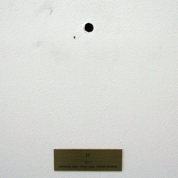 Rumiko Hagiwara - H - Tramstopbord, metalen pijp en een afgedekt raam Rumiko Hagiwara - H - Tramstopbord, metalen pijp en een afgedekt raam