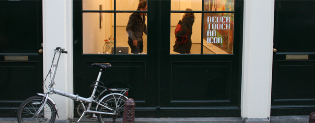 Marie Aly (1980) studeerde in 2010 af aan De Ateliers en is sindsdien goed bezig. Nu dus een solo bij TegenBoschvanVreden. Het eerste wat direct opvalt is het gigantische (niet [&hellip;]