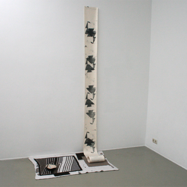 Bas van den Hurk - Untitled - Breiwerk, schaaltje en stencils Bas van den Hurk - Untitled - Breiwerk, schaaltje en stencils