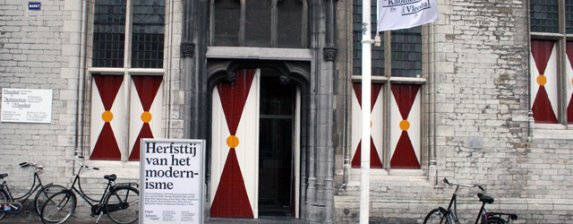 De Vleeshal is een prachtige ruimte midden in het centrum van Middelburg. Daar is momenteel een groepstentoonstelling te zien met 15 hedendaagse Nederlandse kunstenaars die, elk op hun manier, teruggrijpen [&hellip;]