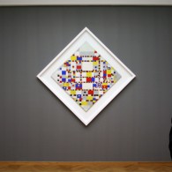 Onlangs was ik bij het gemeentemuseum te Den Haag voor de Calder tentoonstelling, waarover morgen meer. Daar hing dan de heel bekende Victory Boogie Woogie van Piet Mondriaan. Ooit gekocht [&hellip;]