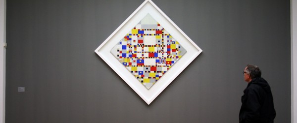 Onlangs was ik bij het gemeentemuseum te Den Haag voor de Calder tentoonstelling, waarover morgen meer. Daar hing dan de heel bekende Victory Boogie Woogie van Piet Mondriaan. Ooit gekocht [&hellip;]