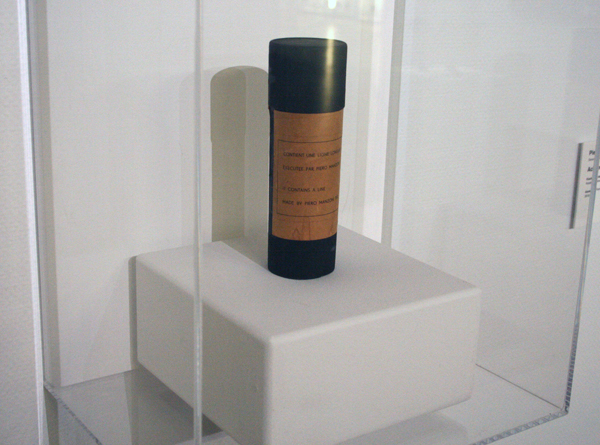 Piere Manzoni - Linea - Karton, papier en inkt Piere Manzoni - Linea - Karton, papier en inkt