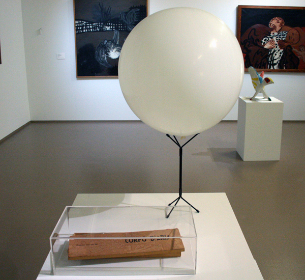 Piero Manzoni - Corpo d'aria - Metaal, hout en rubber Piero Manzoni - Corpo d'aria - Metaal, hout en rubber