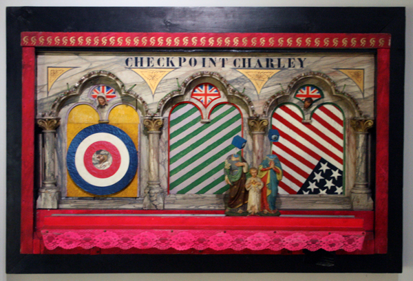Woody van Amen - Checkpoint Charley - Hout, verf, lampjes en kunststof Woody van Amen - Checkpoint Charley - Hout, verf, lampjes en kunststof