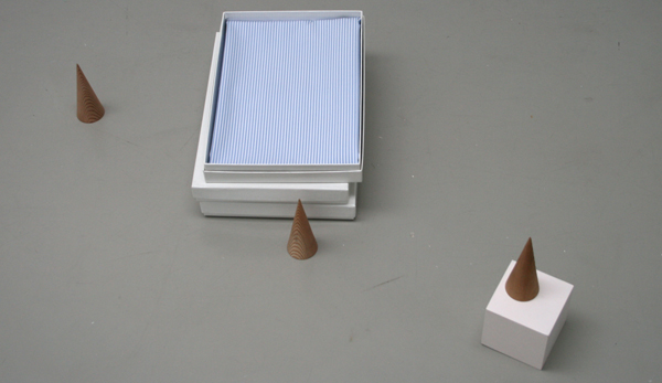 gerlach en koop - Gaan we, We gaan - Drie ongemaaktse overhemden, overhemddozen, cederhout en MDF gerlach en koop - Gaan we, We gaan - Drie ongemaaktse overhemden, overhemddozen, cederhout en MDF