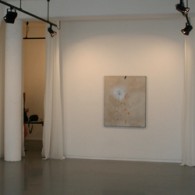 Tot vandaag was bij Diana Stigter het werk van Thomas Helbig (1967) te aanschouwen. Te aanschouwen, want het daadwerkelijk zien is lastig. Het is werk dat zich niet direct laat [&hellip;]