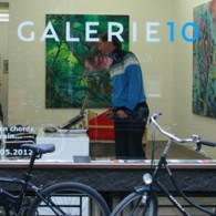 Hidde van Schie (1978) heeft op dit moment een solo te Utrecht. Hij schildert, maakt muziek, schrijft teksten, maakt collages en tussendoor maakt hij ook nog eens installaties/sculpturen. Het is [&hellip;]