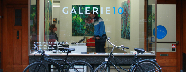 Hidde van Schie (1978) heeft op dit moment een solo te Utrecht. Hij schildert, maakt muziek, schrijft teksten, maakt collages en tussendoor maakt hij ook nog eens installaties/sculpturen. Het is [&hellip;]