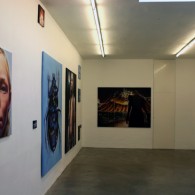 Over sommige kunstenaars kun je veel zeggen, maar uiteindelijk is het gewoon mooi gemaakt. Anya Janssen (1962) is zo’n kunstenares. Gewoon mooi ambachtelijk, lekker realistisch schilderwerk. Het kan dan over [&hellip;]