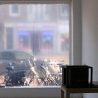 Filmkunst is over het algemeen vervelend. Hoe anekdotisch ook, als toeschouwer kom je altijd op het verkeerde moment de zaal binnenlopen, de film is halverwege en met een duratie van [&hellip;]