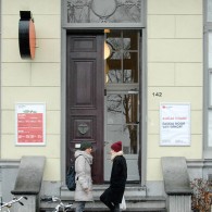 Daar stond hij dan in de sneeuw, te kijken naar hoe de laatste twee kisten uit het museum naar buiten gedragen werden. Roland had al zijn hele leven een enorme [&hellip;]