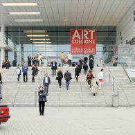 Het bezoeken van de kunstbeurs in Keulen is nooit echt een eenvoudige opgave. Verdeeld over drie verdiepingen, staan een stuk of 200 presentaties gevuld met kunst. Daar kun je dus [&hellip;]