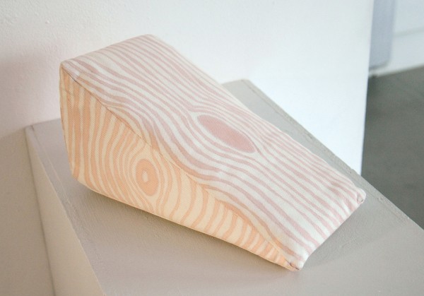 Elvire Bonduelle - Untitled (wedge) - 17x30x15cm Beschilderd textiel