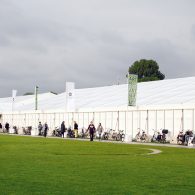Vandaag opende de tweede edities van de Amsterdam Art Fair. Vorig jaar was het in de Citroengarage, dit jaar is gekozen voor een tent op het museumplein. Dat blijkt een [&hellip;]