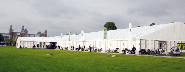 Vandaag opende de tweede edities van de Amsterdam Art Fair. Vorig jaar was het in de Citroengarage, dit jaar is gekozen voor een tent op het museumplein. Dat blijkt een [&hellip;]