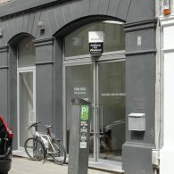 Het werk van Stijn Cole (1978) was ik zo links en rechts al wel eens tegengekomen. Schilderijen met grids er op. De vakken ingekleurd van licht naar donker met daar [&hellip;]