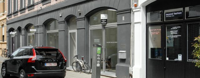 Het werk van Stijn Cole (1978) was ik zo links en rechts al wel eens tegengekomen. Schilderijen met grids er op. De vakken ingekleurd van licht naar donker met daar [&hellip;]