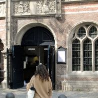 Tentoonstellingen zijn veelal in white cubes, of in elk geval plekken die trachten zo schoon mogelijk te zijn. Witte wanden, hoe grillig de ruimte ook is, proberen een leegte te [&hellip;]