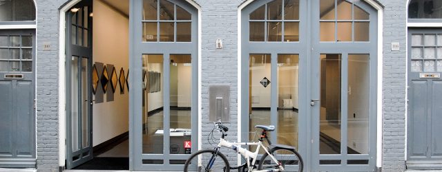 Er zijn een paar van die kunstenaars die al jaren in je ooghoeken bewegen. Je komt ze regelmatig tegen maar ze treden nooit heel duidelijk naar de voorgrond. Een kunstenaar [&hellip;]