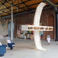 Wat een goed idee, de twee academies van Antwerpen bundelen hun krachten en tonen gezamenlijk hun master studenten onder de noemer Capital M. In een grote loods tonen een honderdtal [&hellip;]