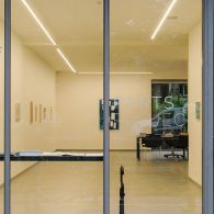 Minimalisme en maximalisme tegelijk, monochroom maar toch duidelijk van een colorist, abstract en toch figuratief, eenvoudig maar toch enorm complex, vlak en gelaagd, toevalligheden en toch gecomponeerd. Het aantal tegenstrijdige [&hellip;]