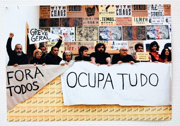 Braziliaanse kunstenaars en galeriehouders protesteren tijdens de opening tegen de regering