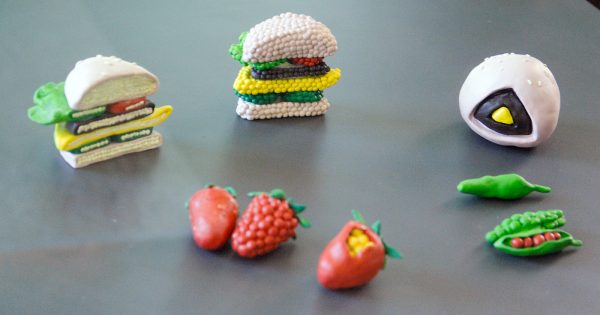 Chloe Rutzerveld - Anders Eten - Kleiobjecten en glas, 2015