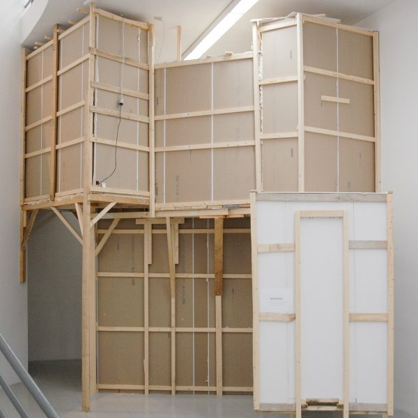 Jonathan Straatman - Void - 450x470x605cm, Hout, gips, belichting, boekje met tekst en verf