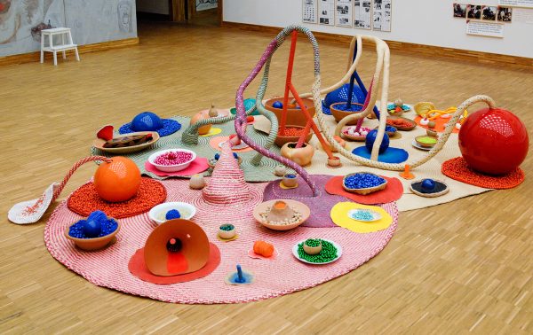 Maria Nepomuceno - Oferenda aos deuses das cores (Offering to the gods of colours) - 350x300x120cm Kermiek, riet, klei, porcelein, textiel, schelpen, acrylverf, fiberglass en hars