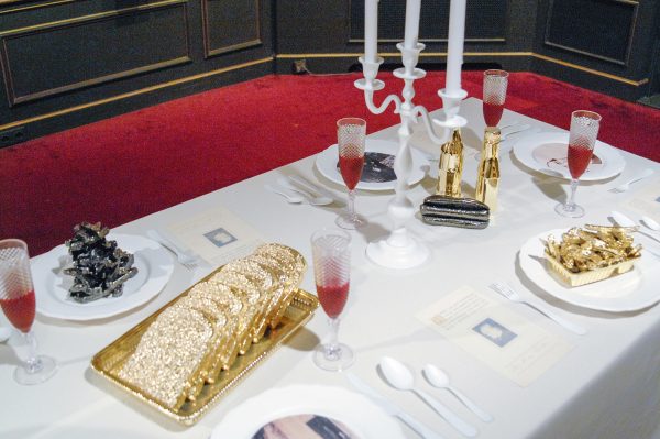 Onbekende maker - objecten op tafel met (immitatie?) goud of zilver