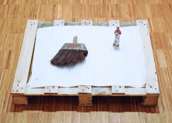 Paulo Nazareth - Terreiro - perkament en gevonden objecten