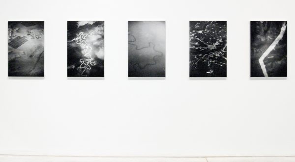 Aglaia Konrad - Boeing Over - 20 Handgemaakte zilveren gelatine prints op bariet papier ingekaderd, 2007