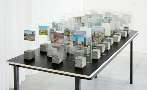 Aglaia Konrad - Concrete City - 37 postkaarten op glas, kubussen uit beton, 2012