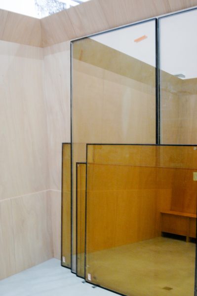 Aglaia Konrad - Frauenzimmer - Hout, glazen panelen, 2016