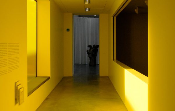 Aglaia Konrad - Gelbes Fenster - Gele folie op raam, 2005