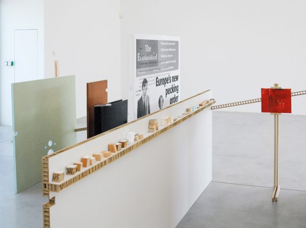 Suchan Kinoshita, Olivier Foulon, Jorg Franzbecker, Kris Kimpe, Aglaia Konrad, Willem Oorebeek, Eran Schaerf, Walter Swennen - Tokonoma - Assemblage van diverse materialen, 2012, 2014, 2016