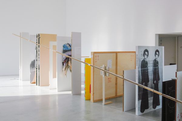 Suchan Kinoshita, Olivier Foulon, Jorg Franzbecker, Kris Kimpe, Aglaia Konrad, Willem Oorebeek, Eran Schaerf, Walter Swennen - Tokonoma - Assemblage van diverse materialen, 2012, 2014, 2016